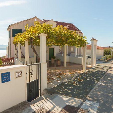 Apartments Lux Бол Екстер'єр фото